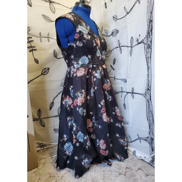 Torrid - Floral v-neck Dress - Picture 2 of 7